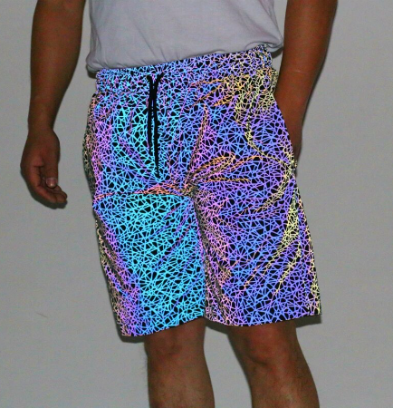 short long homme reflechissant