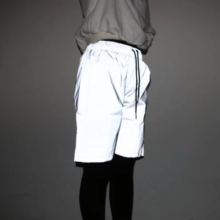 short blanc reflechissant lumiere bleu