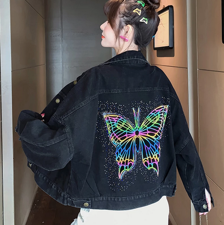 veste noire en jean avec papillon reflechissant qui brille dans la nuit